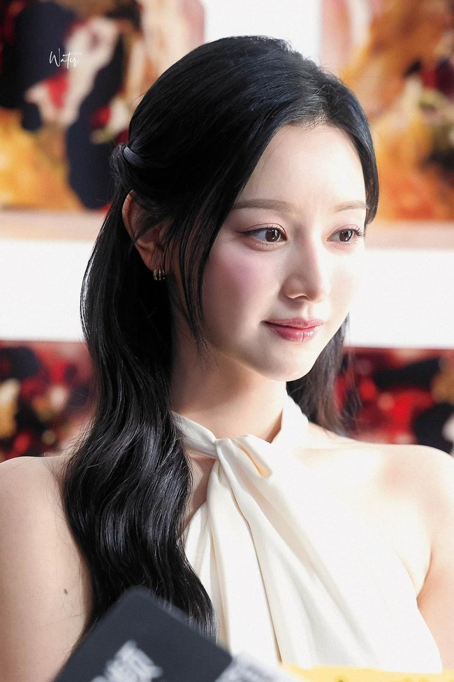Kim Ji Won chung khung hình với Lý Hiện "tuyệt đối điện ảnh": Lộ 1 "cực phẩm" khiến ai cũng phải tấm tắc khát khao - Ảnh 2. Kim Ji Won chung khung hình với Lý Hiện "tuyệt đối điện ảnh": Lộ 1 "cực phẩm" khiến ai cũng phải tấm tắc khát khao - Ảnh 2.