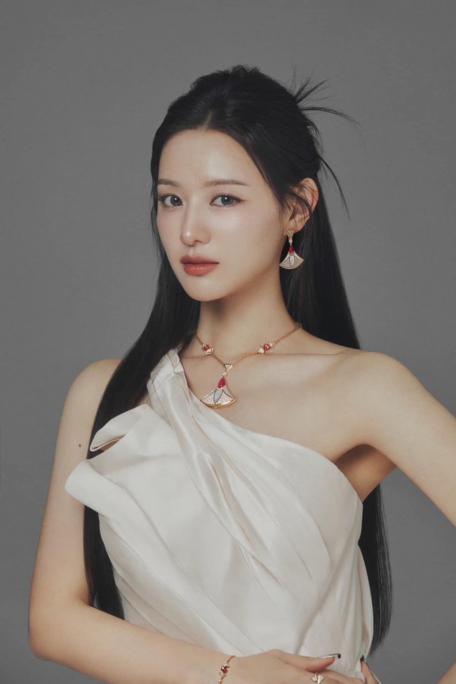 Kim Ji Won chung khung hình với Lý Hiện "tuyệt đối điện ảnh": Lộ 1 "cực phẩm" khiến ai cũng phải tấm tắc khát khao - Ảnh 5. Kim Ji Won chung khung hình với Lý Hiện "tuyệt đối điện ảnh": Lộ 1 "cực phẩm" khiến ai cũng phải tấm tắc khát khao - Ảnh 5.