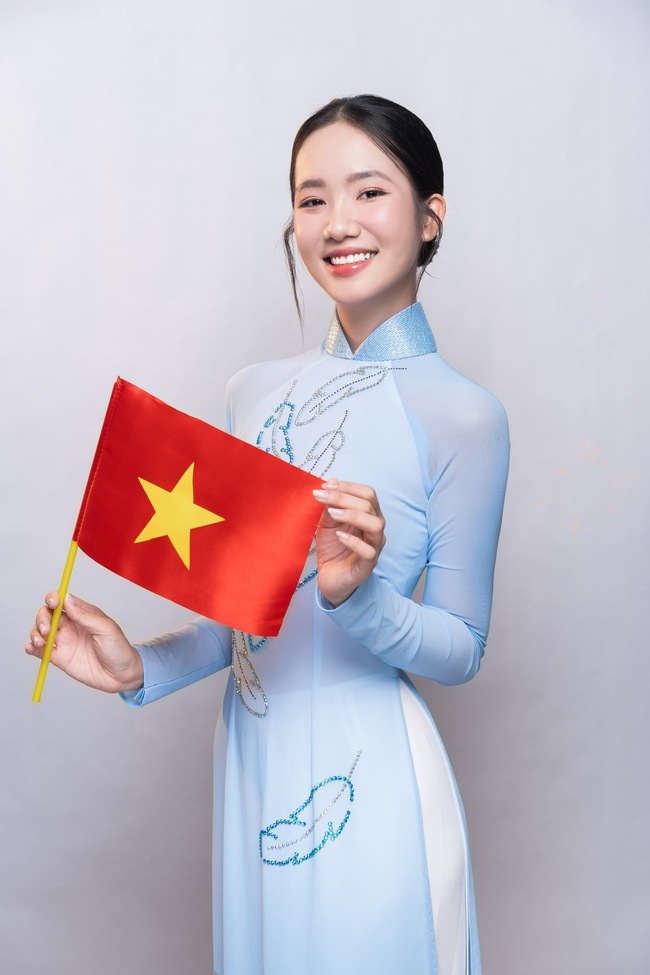 Nữ sinh Huế được mẹ &quot;nắn chân&quot; từ nhỏ để thi Hoa hậu: Học hành giỏi giang, vững vàng trước thử thách nhờ một câu nói - Ảnh 1.