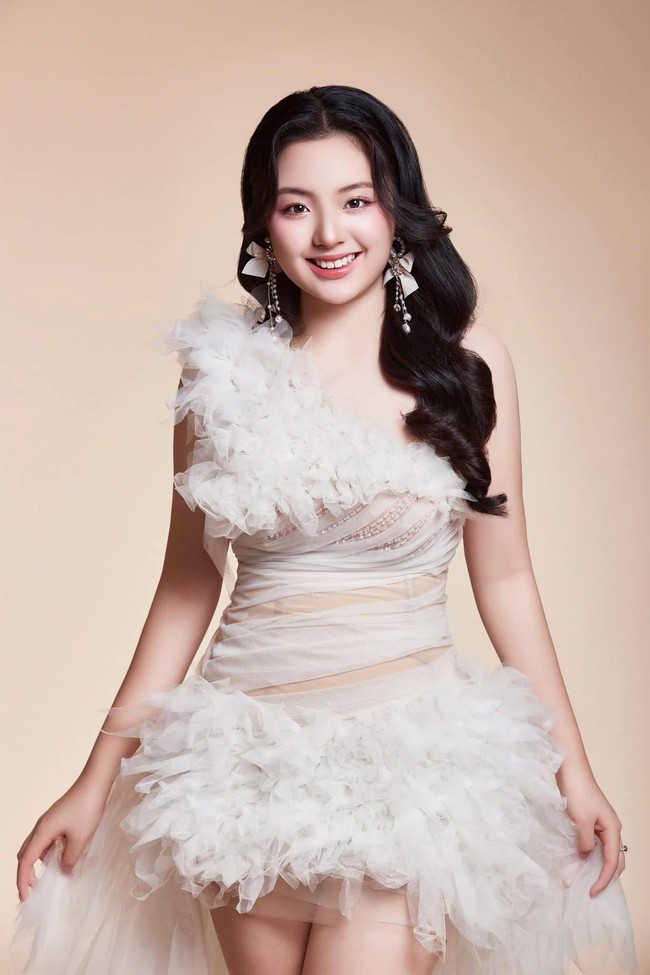 Con 1 sao Việt được ví như "tiểu Kim Ji Won": Nhan sắc cực phẩm, cách được dạy dỗ lại càng nể - Ảnh 2. Con 1 sao Việt được ví như "tiểu Kim Ji Won": Nhan sắc cực phẩm, cách được dạy dỗ lại càng nể - Ảnh 2.