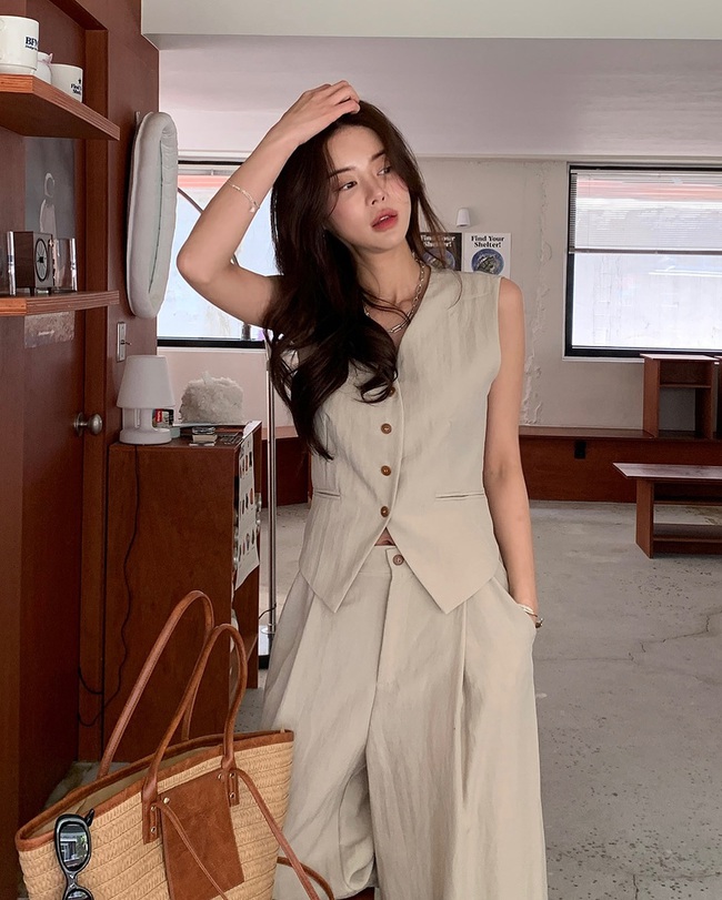 Mặc đẹp rất đơn giản với 10 set đồ màu be mát mắt, trẻ trung và cực kỳ tinh tế - Ảnh 2. Mặc đẹp rất đơn giản với 10 set đồ màu be mát mắt, trẻ trung và cực kỳ tinh tế - Ảnh 2.