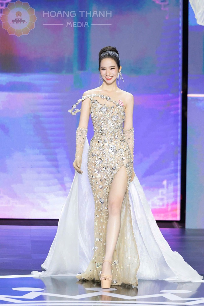 Nữ sinh Huế được mẹ &quot;nắn chân&quot; từ nhỏ để thi Hoa hậu: Học hành giỏi giang, vững vàng trước thử thách nhờ một câu nói - Ảnh 3.