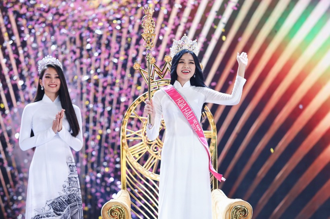 HH Đỗ Hà diện áo dài trắng trên sàn diễn: Khắp cõi mạng dậy sóng, đúng là "Chánh cung của Thập kỷ hương sắc" - Ảnh 5. HH Đỗ Hà diện áo dài trắng trên sàn diễn: Khắp cõi mạng dậy sóng, đúng là "Chánh cung của Thập kỷ hương sắc" - Ảnh 5.