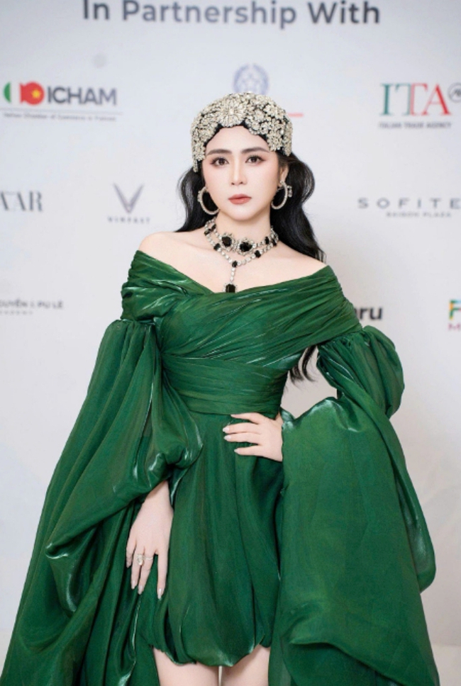 Dàn giám khảo "quyền lực" chấm casting model BST "Rose of the Dawn" của NTK Hương Queen - Ảnh 2. Dàn giám khảo "quyền lực" chấm casting model BST "Rose of the Dawn" của NTK Hương Queen - Ảnh 2.