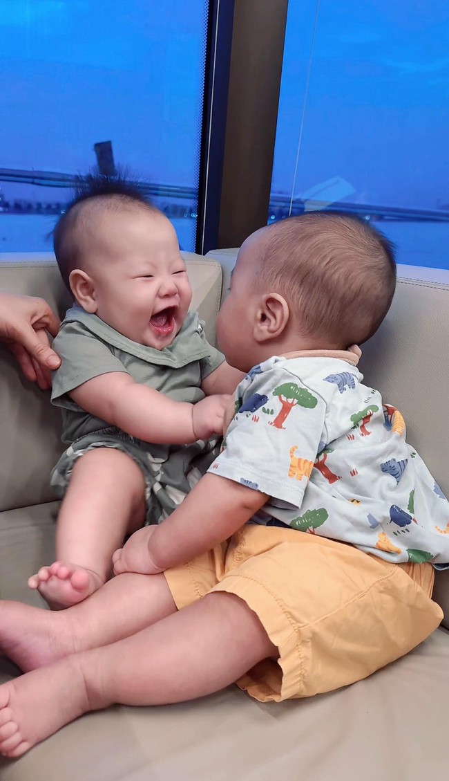 Phương Oanh đăng ảnh 2 con, người hâm mộ chú ý đôi tai bé trai: Cực thông minh, sau này giỏi giống bố! - Ảnh 1. Phương Oanh đăng ảnh 2 con, người hâm mộ chú ý đôi tai bé trai: Cực thông minh, sau này giỏi giống bố! - Ảnh 1.