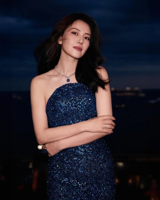 Mỹ nhân Cbiz trẻ mãi không già, U50 da mơn mởn collagen nhờ kết thân 1 loại nước, chống nắng vô cùng kỹ lưỡng đáng học hỏi - Ảnh 1. Mỹ nhân Cbiz trẻ mãi không già, U50 da mơn mởn collagen nhờ kết thân 1 loại nước, chống nắng vô cùng kỹ lưỡng đáng học hỏi - Ảnh 1.