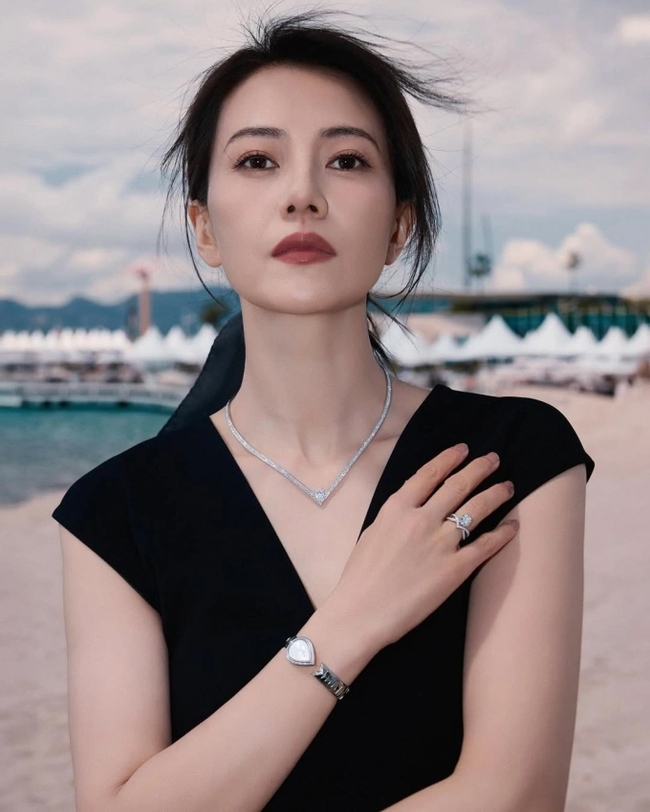 Mỹ nhân Cbiz trẻ mãi không già, U50 da mơn mởn collagen nhờ kết thân 1 loại nước, chống nắng vô cùng kỹ lưỡng đáng học hỏi - Ảnh 3. Mỹ nhân Cbiz trẻ mãi không già, U50 da mơn mởn collagen nhờ kết thân 1 loại nước, chống nắng vô cùng kỹ lưỡng đáng học hỏi - Ảnh 3.