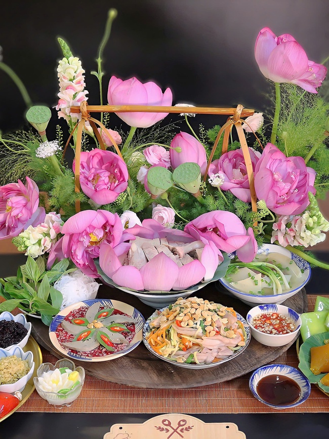 Ngắm mâm cỗ vịt dịp Tết Đoan Ngọ "tuyệt đối ngon, tuyệt đối điện ảnh" của mẹ đảm Hà Nội - Ảnh 1. Ngắm mâm cỗ vịt dịp Tết Đoan Ngọ "tuyệt đối ngon, tuyệt đối điện ảnh" của mẹ đảm Hà Nội - Ảnh 1.