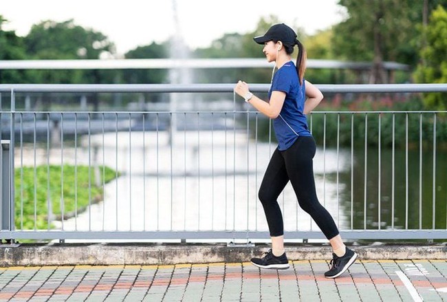 Sai lầm khi đi bộ khiến chị em già nhanh không tưởng - Ảnh 2.