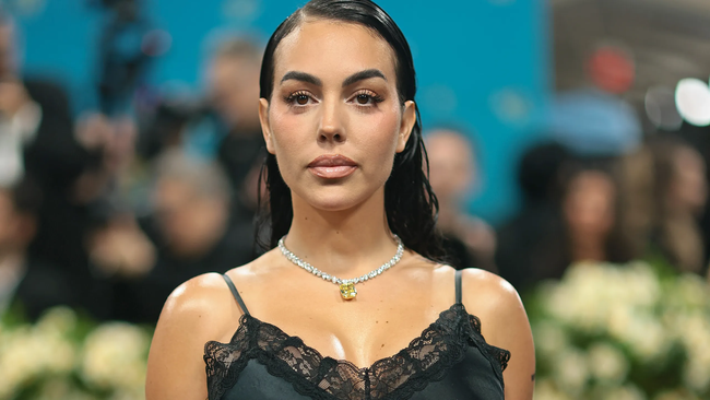 Met Gala 2025: Marc Jacobs, Tory Burch, Boss, Chopard... làm chủ cuộc chơi của "Tinh hoa sắc tộc" - Ảnh 13. Met Gala 2025: Marc Jacobs, Tory Burch, Boss, Chopard... làm chủ cuộc chơi của "Tinh hoa sắc tộc" - Ảnh 13.