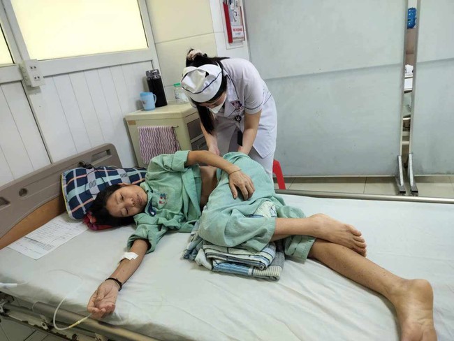 Vợ ung thư mong kéo dài sự sống để lo cho chồng tai nạn và cháu ngoại bất hạnh - Ảnh 1. Vợ ung thư mong kéo dài sự sống để lo cho chồng tai nạn và cháu ngoại bất hạnh - Ảnh 1.
