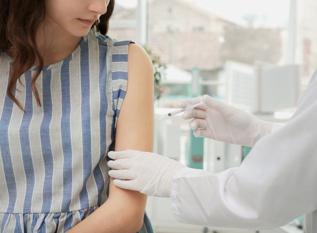Con gái mới 9 tuổi, chưa dậy thì nhưng tại sao bác sĩ vẫn khuyên tiêm HPV ngay: Đây là điều WHO đã xác nhận - Ảnh 1. Con gái mới 9 tuổi, chưa dậy thì nhưng tại sao bác sĩ vẫn khuyên tiêm HPV ngay: Đây là điều WHO đã xác nhận - Ảnh 1.