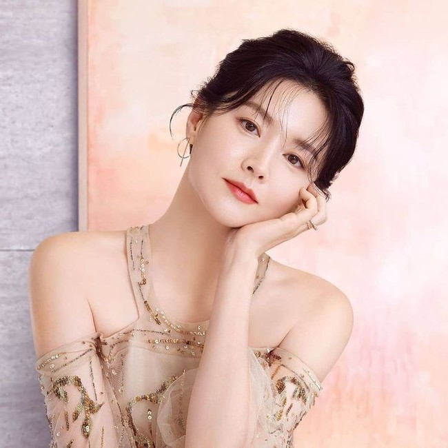 Lee Young Ae tuổi U60 tươi trẻ nhờ mỗi năm làm 1 việc để tăng sinh collagen, elastin - Ảnh 4. Lee Young Ae tuổi U60 tươi trẻ nhờ mỗi năm làm 1 việc để tăng sinh collagen, elastin - Ảnh 4.