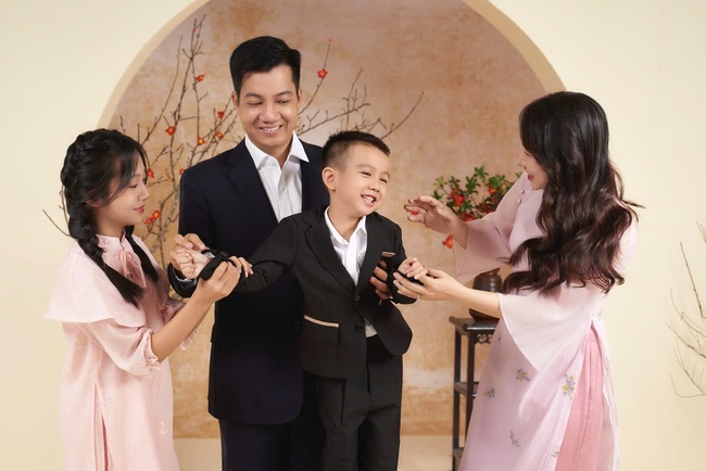 Chuyện nữ bác sĩ di truyền: Con 2 tháng tuổi đã "xách" đi du lịch, là “mẹ” của nhiều đứa trẻ sinh ra sau hàng chục năm chờ đợi mòn mỏi - Ảnh 5. Chuyện nữ bác sĩ di truyền: Con 2 tháng tuổi đã "xách" đi du lịch, là “mẹ” của nhiều đứa trẻ sinh ra sau hàng chục năm chờ đợi mòn mỏi - Ảnh 5.