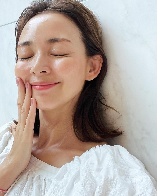 Giữ một tư thế trong 2 phút, chị em càng tập càng trẻ lâu: Vừa siết mỡ, vừa giúp mặt nhỏ gọn, da mịn màng - Ảnh 1.