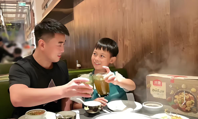 2 bố con trò chuyện trong quán ăn, khách bàn bên nghe được 1 câu, vội đăng lên MXH: Cách dạy con này lạ quá! - Ảnh 1. 2 bố con trò chuyện trong quán ăn, khách bàn bên nghe được 1 câu, vội đăng lên MXH: Cách dạy con này lạ quá! - Ảnh 1.