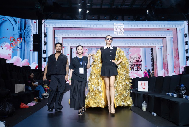 Người đứng sau những bước catwalk "triệu view" trong show diễn của NTK Thanh Hương Bùi - Ảnh 2. Người đứng sau những bước catwalk "triệu view" trong show diễn của NTK Thanh Hương Bùi - Ảnh 2.
