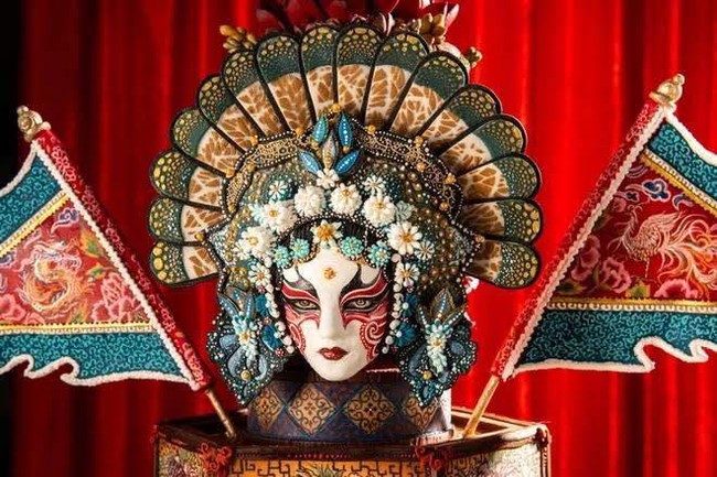 Chiếc bánh cưới "Hỷ sự hát bội" của nghệ nhân Việt đoạt giải cao nhất tại đấu trường ẩm thực hàng đầu châu Á - Ảnh 1. Chiếc bánh cưới "Hỷ sự hát bội" của nghệ nhân Việt đoạt giải cao nhất tại đấu trường ẩm thực hàng đầu châu Á - Ảnh 1.