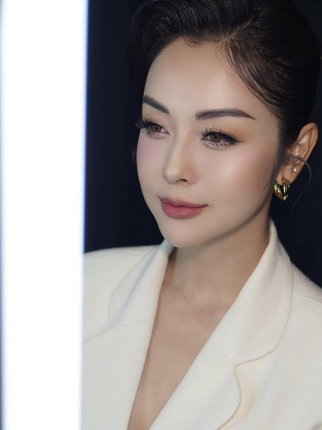 Mẹ 4 con Jennifer Phạm trẻ mãi không già: Bí quyết không chỉ là ăn uống và tập luyện mà còn "bơm" đều vào da 1 thứ để tăng collagen - Ảnh 4. Mẹ 4 con Jennifer Phạm trẻ mãi không già: Bí quyết không chỉ là ăn uống và tập luyện mà còn "bơm" đều vào da 1 thứ để tăng collagen - Ảnh 4.