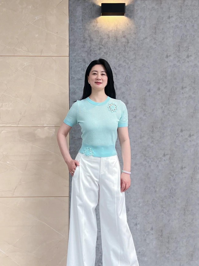 Phụ nữ tuổi 50 và bí quyết mặc đẹp: Thanh lịch mà không "dừ", trẻ trung mà không lố - Ảnh 7. Phụ nữ tuổi 50 và bí quyết mặc đẹp: Thanh lịch mà không "dừ", trẻ trung mà không lố - Ảnh 7.