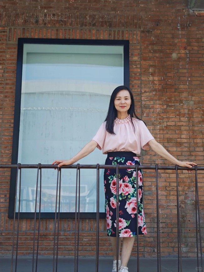 Phụ nữ tuổi 50 và bí quyết mặc đẹp: Thanh lịch mà không "dừ", trẻ trung mà không lố - Ảnh 12. Phụ nữ tuổi 50 và bí quyết mặc đẹp: Thanh lịch mà không "dừ", trẻ trung mà không lố - Ảnh 12.