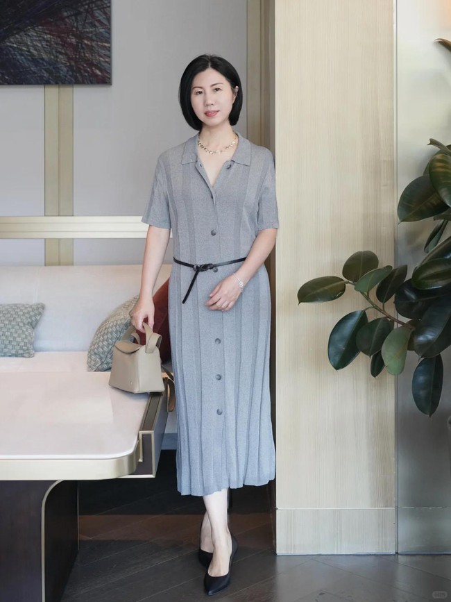 Phụ nữ tuổi 50 và bí quyết mặc đẹp: Thanh lịch mà không "dừ", trẻ trung mà không lố - Ảnh 5. Phụ nữ tuổi 50 và bí quyết mặc đẹp: Thanh lịch mà không "dừ", trẻ trung mà không lố - Ảnh 5.