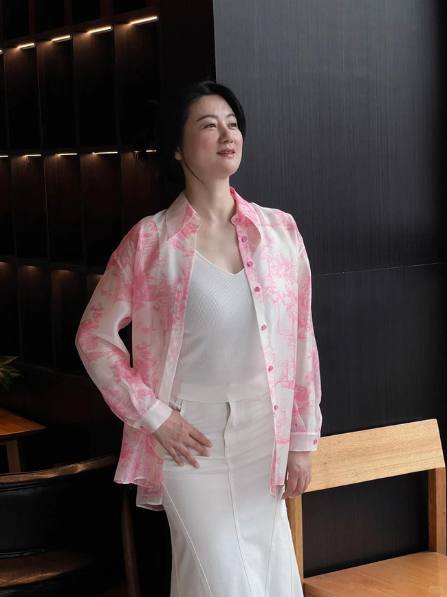 Phụ nữ tuổi 50 và bí quyết mặc đẹp: Thanh lịch mà không "dừ", trẻ trung mà không lố - Ảnh 8. Phụ nữ tuổi 50 và bí quyết mặc đẹp: Thanh lịch mà không "dừ", trẻ trung mà không lố - Ảnh 8.