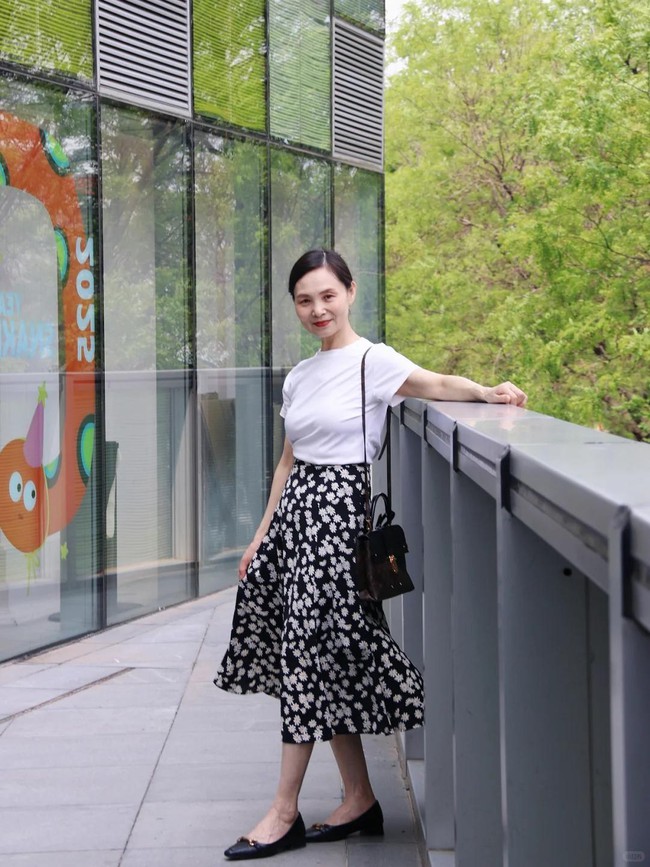 Phụ nữ tuổi 50 và bí quyết mặc đẹp: Thanh lịch mà không "dừ", trẻ trung mà không lố - Ảnh 11. Phụ nữ tuổi 50 và bí quyết mặc đẹp: Thanh lịch mà không "dừ", trẻ trung mà không lố - Ảnh 11.