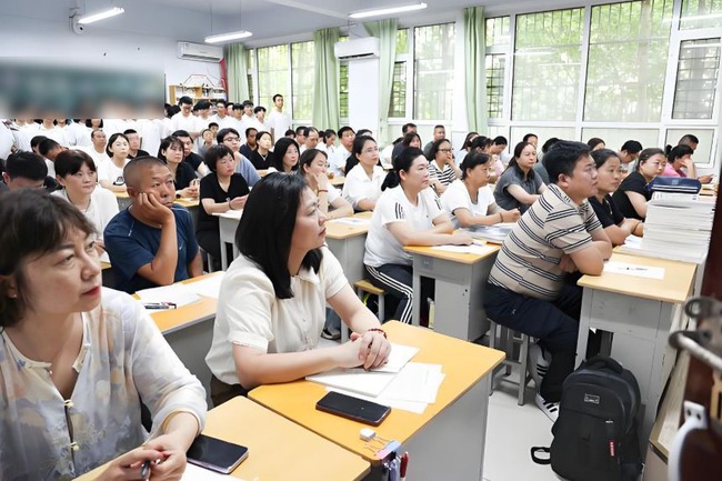 Con học kém nhất lớp nhưng bố lại được cô giáo mời lên phát biểu: Các phụ huynh khác đang bức xúc, bỗng đồng loạt vỗ tay khi ông nói câu này! - Ảnh 1. Con học kém nhất lớp nhưng bố lại được cô giáo mời lên phát biểu: Các phụ huynh khác đang bức xúc, bỗng đồng loạt vỗ tay khi ông nói câu này! - Ảnh 1.