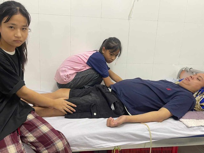 Bác sĩ kêu gọi giúp đỡ góa phụ nghèo có chồng vừa đột tử, con trai gặp tai nạn nguy kịch - Ảnh 1. Bác sĩ kêu gọi giúp đỡ góa phụ nghèo có chồng vừa đột tử, con trai gặp tai nạn nguy kịch - Ảnh 1.