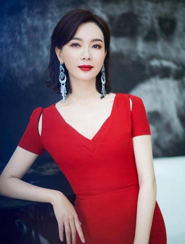 Phụ nữ tuổi 40 - 50 nên tránh để tóc dài! Thử ngay 3 kiểu tóc này để trẻ trung và thanh lịch hơn - Ảnh 4. Phụ nữ tuổi 40 - 50 nên tránh để tóc dài! Thử ngay 3 kiểu tóc này để trẻ trung và thanh lịch hơn - Ảnh 4.