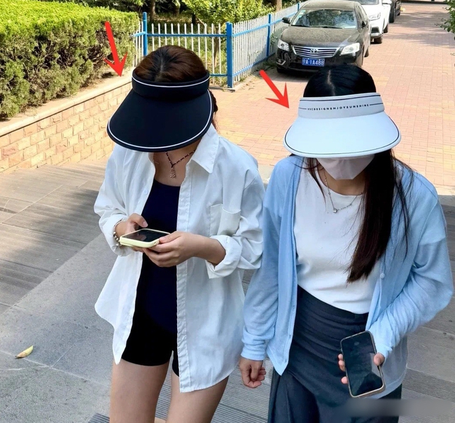 Lời khuyên cho phụ nữ trung niên: 3 kiểu mũ "dù có cho cũng đừng đội" vì vừa rẻ tiền vừa không chống nắng! - Ảnh 5. Lời khuyên cho phụ nữ trung niên: 3 kiểu mũ "dù có cho cũng đừng đội" vì vừa rẻ tiền vừa không chống nắng! - Ảnh 5.