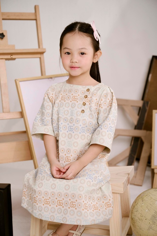 Thấy mẹ chê đường xấu, xóc, con gái Cường Đô La nói 1 câu chuẩn "bà cụ non": Nhưng thực sự cô bé được dạy tốt quá! - Ảnh 2. Thấy mẹ chê đường xấu, xóc, con gái Cường Đô La nói 1 câu chuẩn "bà cụ non": Nhưng thực sự cô bé được dạy tốt quá! - Ảnh 2.