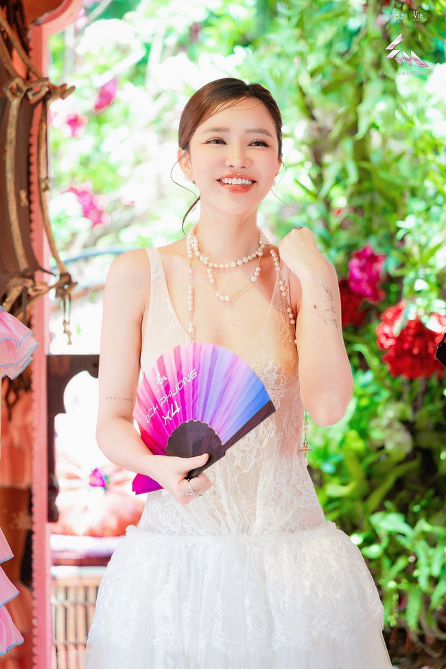 "Em xinh" Bích Phương trẻ đẹp nuột nà không tỳ vết, làn da căng mọng collagen khó tin hậu giảm cân nhờ kết thân 3 kiểu ăn uống - Ảnh 1. "Em xinh" Bích Phương trẻ đẹp nuột nà không tỳ vết, làn da căng mọng collagen khó tin hậu giảm cân nhờ kết thân 3 kiểu ăn uống - Ảnh 1.