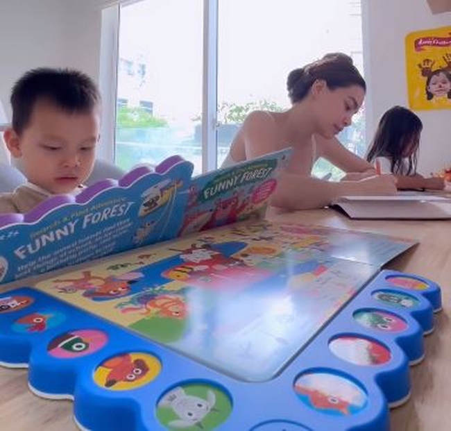 Nhiều người phát hiện "bảo bối" dạy con cực hay của Hồ Ngọc Hà: Không chỉ Lisa - Leon mà nhiều nhóc tỳ cũng mê tít thứ này! - Ảnh 2. Nhiều người phát hiện "bảo bối" dạy con cực hay của Hồ Ngọc Hà: Không chỉ Lisa - Leon mà nhiều nhóc tỳ cũng mê tít thứ này! - Ảnh 2.