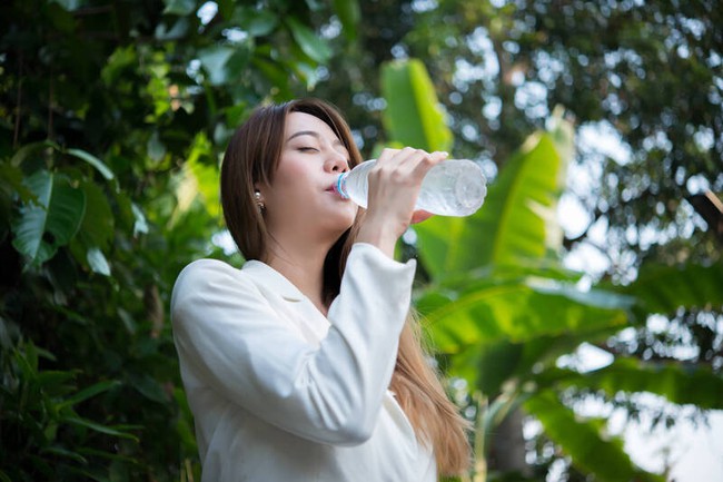 Không uống đủ nước khiến cơ thể mất nước, 8 căn bệnh này có thể sẽ "âm thầm" tìm đến bạn - Ảnh 1. Không uống đủ nước khiến cơ thể mất nước, 8 căn bệnh này có thể sẽ "âm thầm" tìm đến bạn - Ảnh 1.