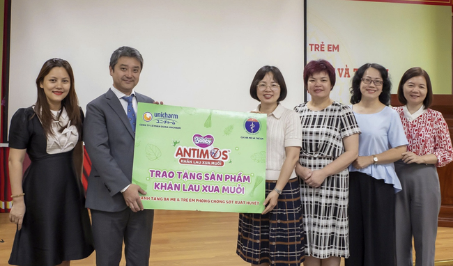 Diana Unicharm tặng khăn lau xua muỗi Bobby Antimos chung tay phòng sốt xuất huyết - Ảnh 1. Diana Unicharm tặng khăn lau xua muỗi Bobby Antimos chung tay phòng sốt xuất huyết - Ảnh 1.