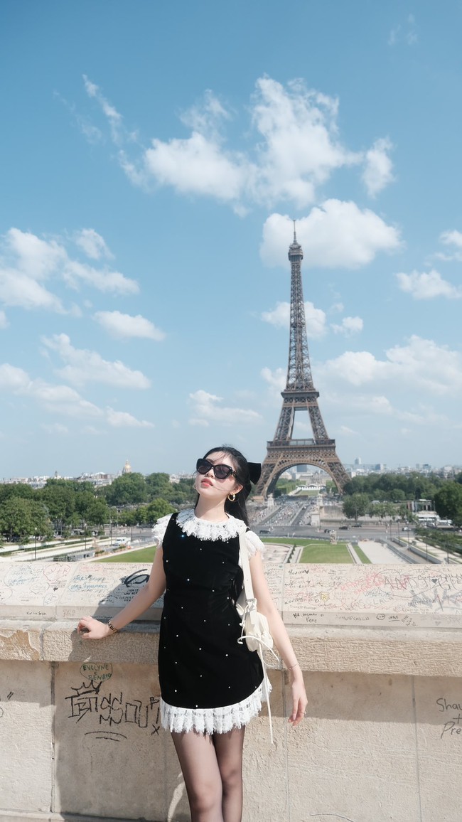 Soi 1 chi tiết trong ảnh đi Pháp của MC Quyền Linh và 2 con gái, mới thấy quan điểm dạy con của nghệ sĩ này nhất quán thế nào! - Ảnh 1. Soi 1 chi tiết trong ảnh đi Pháp của MC Quyền Linh và 2 con gái, mới thấy quan điểm dạy con của nghệ sĩ này nhất quán thế nào! - Ảnh 1.