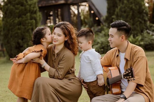 Gặp mặt gia đình cặp đôi bác sĩ đáng yêu trên MXH : "Tuổi thơ của các con ngắn lắm, sợ sau lớn hơn rồi lại không thích đi chơi với bố mẹ nữa" - Ảnh 2. Gặp mặt gia đình cặp đôi bác sĩ đáng yêu trên MXH : "Tuổi thơ của các con ngắn lắm, sợ sau lớn hơn rồi lại không thích đi chơi với bố mẹ nữa" - Ảnh 2.