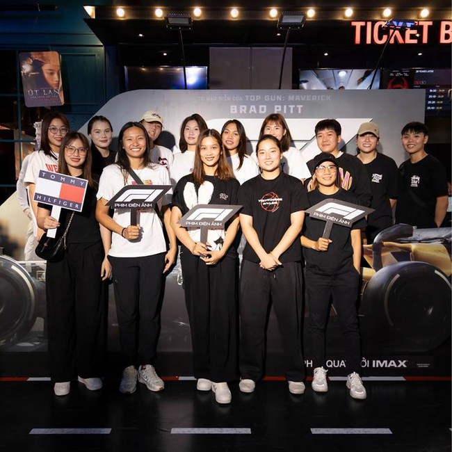 D&agrave;n hoa hậu đổ bộ thảm đỏ ra mắt Phim Điện Ảnh F1&reg;: Brad Pitt t&aacute;i xuất, m&agrave;n ảnh b&ugrave;ng nổ tốc độ - Ảnh 7.