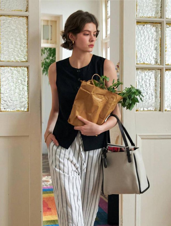 Trời càng nóng, phong cách càng nên tối giản! Phụ nữ Pháp diện gì vừa mát vừa đẹp vào mùa hè? - Ảnh 3. Trời càng nóng, phong cách càng nên tối giản! Phụ nữ Pháp diện gì vừa mát vừa đẹp vào mùa hè? - Ảnh 3.