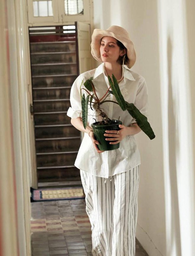 Trời càng nóng, phong cách càng nên tối giản! Phụ nữ Pháp diện gì vừa mát vừa đẹp vào mùa hè? - Ảnh 5. Trời càng nóng, phong cách càng nên tối giản! Phụ nữ Pháp diện gì vừa mát vừa đẹp vào mùa hè? - Ảnh 5.