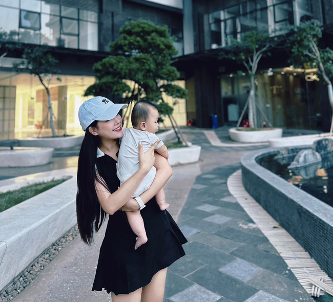 Kinh nghiệm để mẹ bỉm này chăm con mọn nhưng vẫn xinh đẹp, rạng rỡ: Dù chọn phương pháp nào đi chăng nữa, mẹ hãy tôn trọng nhu cầu của em bé nhà mình- Ảnh 1. Kinh nghiệm để mẹ bỉm này chăm con mọn nhưng vẫn xinh đẹp, rạng rỡ: Dù chọn phương pháp nào đi chăng nữa, mẹ hãy tôn trọng nhu cầu của em bé nhà mình- Ảnh 1.