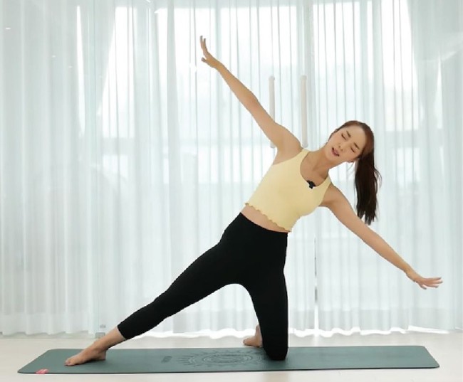 Bài tập “eo con kiến” tại Hàn Quốc: Dễ thực hiện tại nhà, chỉ cần 10 phút giãn cơ trước khi ngủ là có eo thon dáng đẹp! - Ảnh 6. Bài tập “eo con kiến” tại Hàn Quốc: Dễ thực hiện tại nhà, chỉ cần 10 phút giãn cơ trước khi ngủ là có eo thon dáng đẹp! - Ảnh 6.