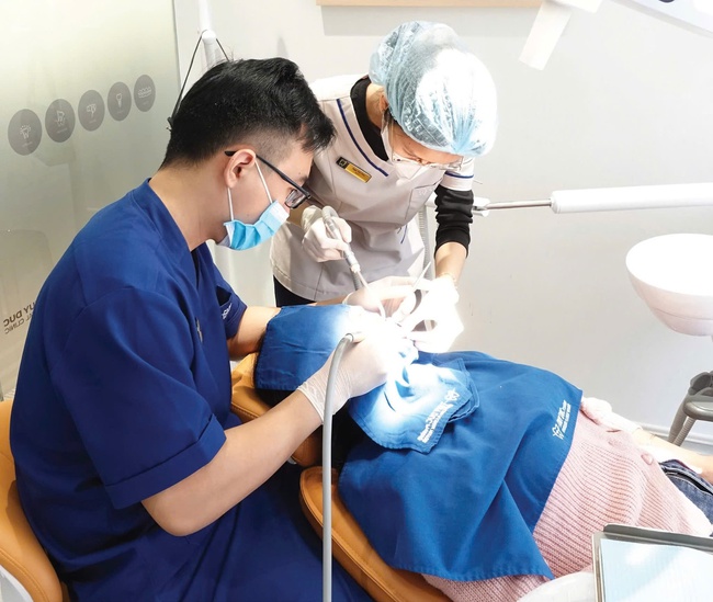 Niềng răng sau tuổi 30: Bác sĩ nói trễ nhưng không hề muộn để đẹp và khỏe - Ảnh 3. Niềng răng sau tuổi 30: Bác sĩ nói trễ nhưng không hề muộn để đẹp và khỏe - Ảnh 3.
