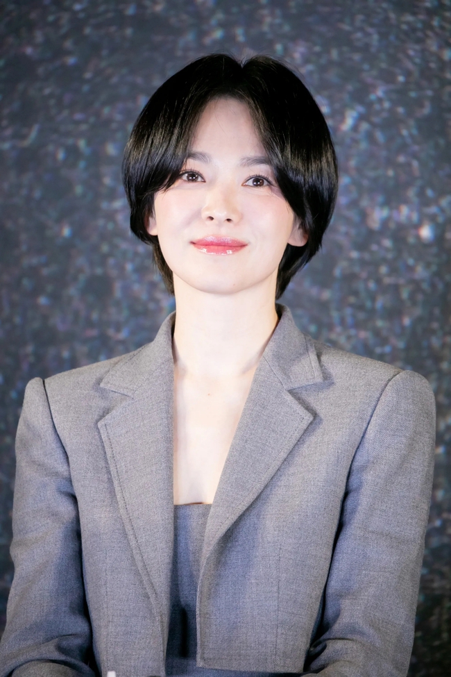 Kiểu tóc “Boy Bob” do Song Hye Kyo lăng xê đang gây sốt, hiệu quả trẻ hóa nhan sắc tuyệt vời - Ảnh 1.