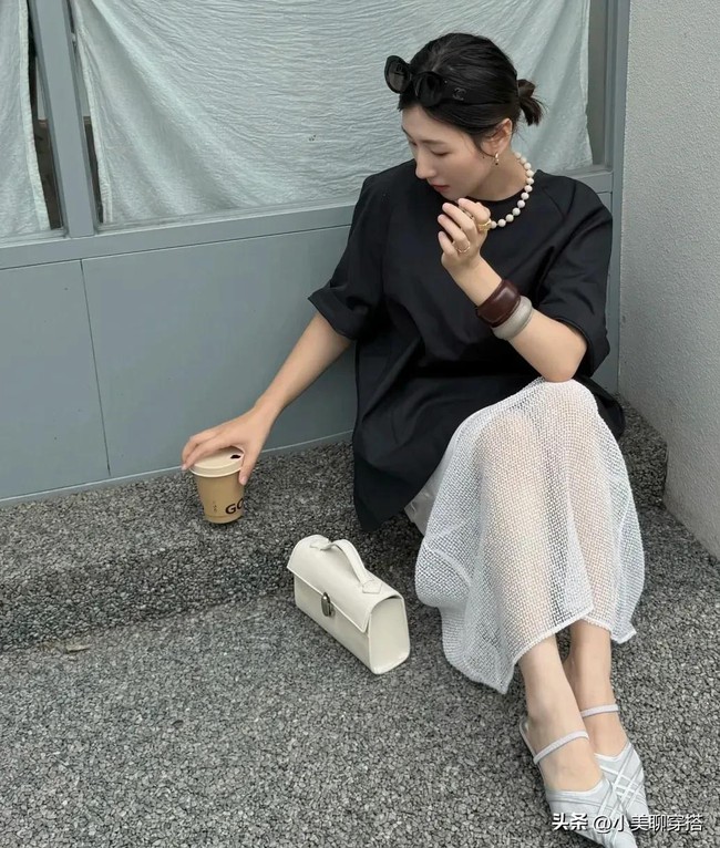 Hè này, "váy dài + giày gót nhỏ" và "áo ba lỗ + quần ống rộng" lên ngôi, mặc thế này quá đỗi thời thượng! - Ảnh 2. Hè này, "váy dài + giày gót nhỏ" và "áo ba lỗ + quần ống rộng" lên ngôi, mặc thế này quá đỗi thời thượng! - Ảnh 2.