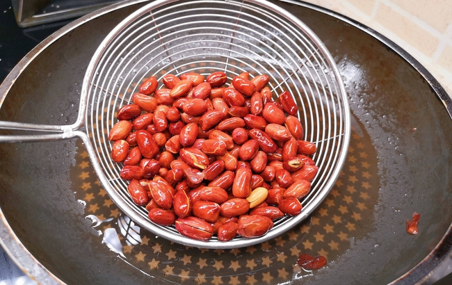Đừng vội cho dầu khi rim lạc: Mẹo nhỏ giúp hạt lạc giòn tan cả nửa tháng không hề ỉu - Ảnh 4. Đừng vội cho dầu khi rim lạc: Mẹo nhỏ giúp hạt lạc giòn tan cả nửa tháng không hề ỉu - Ảnh 4.