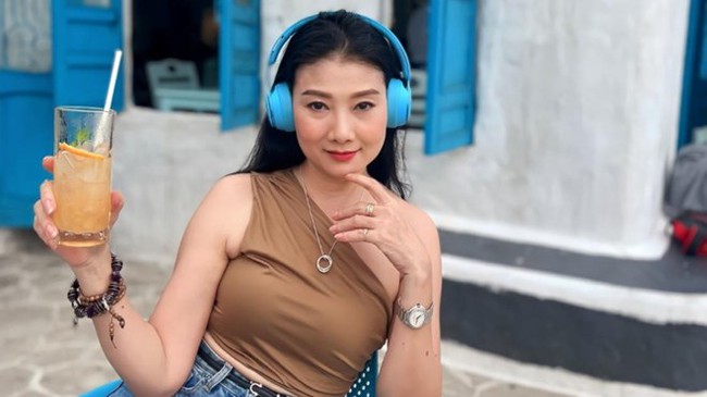 NSND Mỹ Uyên công khai hôn người yêu trong tiệc sinh nhật U50: Hé lộ bạn gái gây “chấn động” cộng đồng mạng - Ảnh 2. NSND Mỹ Uyên công khai hôn người yêu trong tiệc sinh nhật U50: Hé lộ bạn gái gây “chấn động” cộng đồng mạng - Ảnh 2.