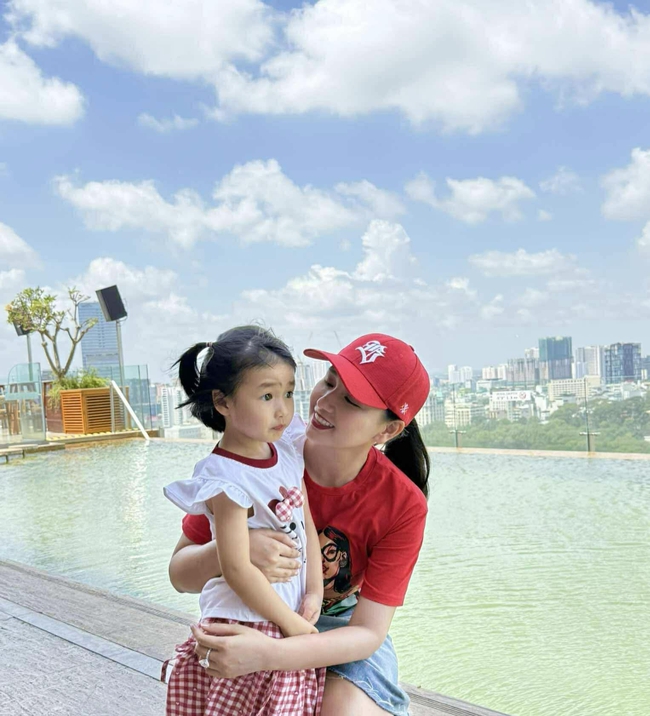 Soi chuyện con cái của cặp bạn thân là phú bà VBiz, phát hiện điểm chung thú vị: Đã giàu sụ còn dạy con khéo thế này - Ảnh 4. Soi chuyện con cái của cặp bạn thân là phú bà VBiz, phát hiện điểm chung thú vị: Đã giàu sụ còn dạy con khéo thế này - Ảnh 4.